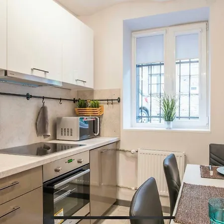 Lovely 1 Bedroom Center.