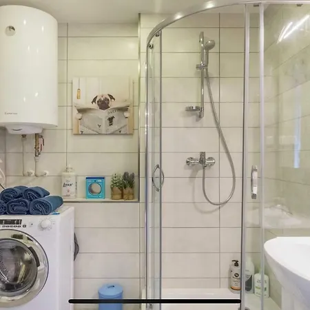 Lovely 1 Bedroom Center. *