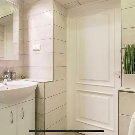 Lovely 1 Bedroom Center. *